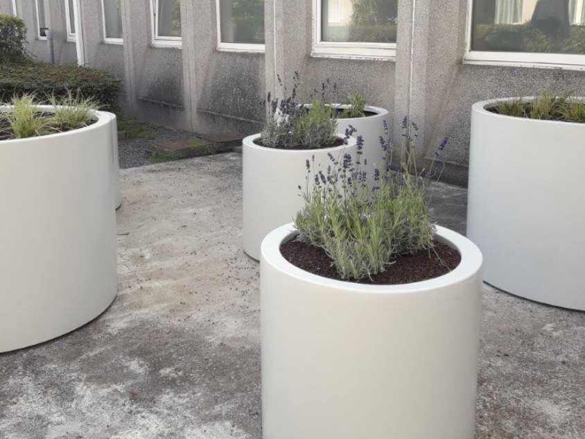 Runde Pflanzkübel aus Aluminium in weiß