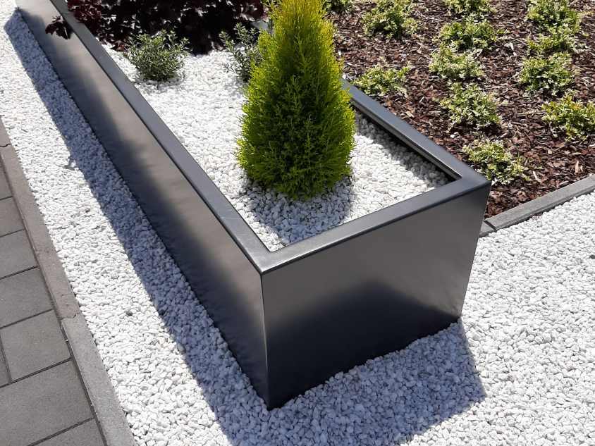 Rechteckiger Pflanzkübel aus Aluminium auf weißen Steinen