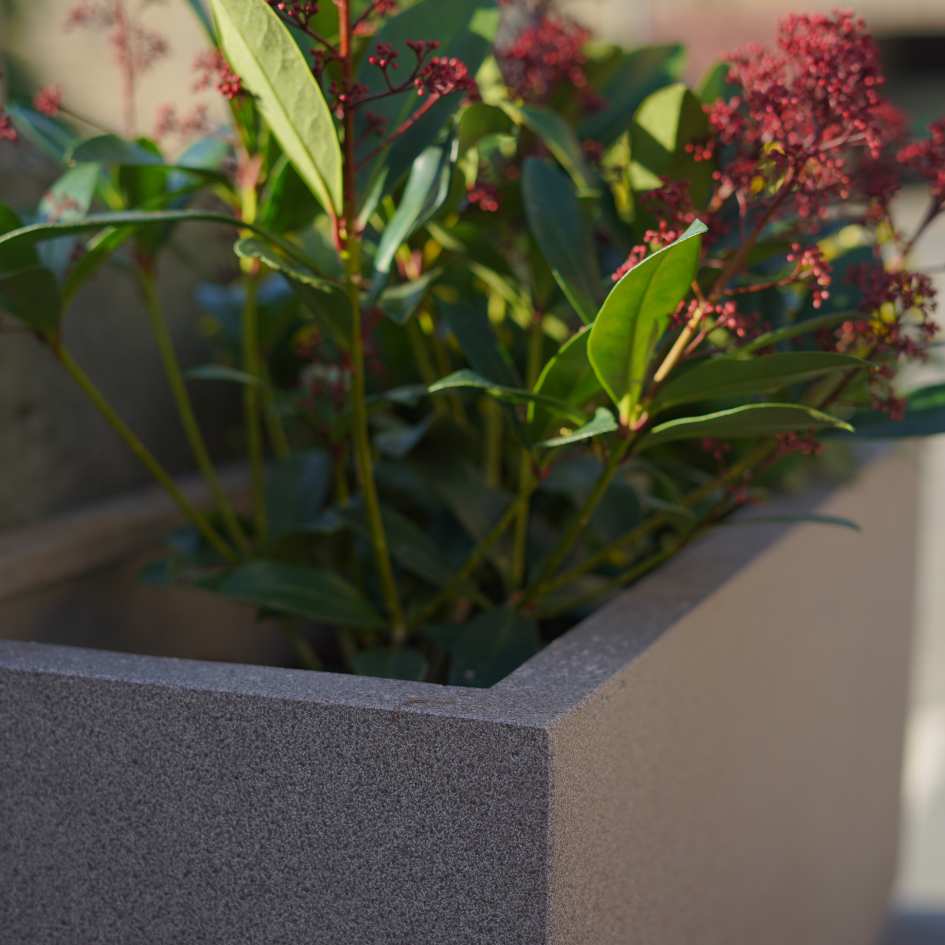 Nahaufnahme der Ecke eines rechteckigen Pflanzkübels aus Fiberglas