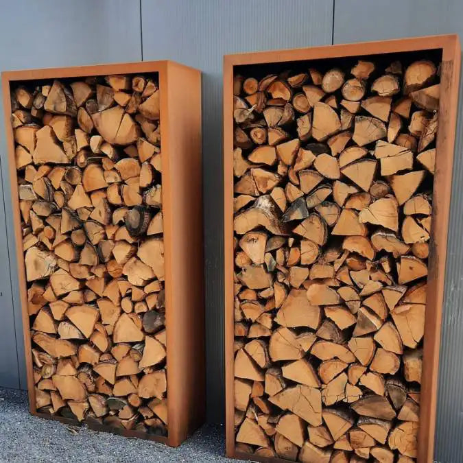 Zwei Cortenstahl Holzlager von Nahem