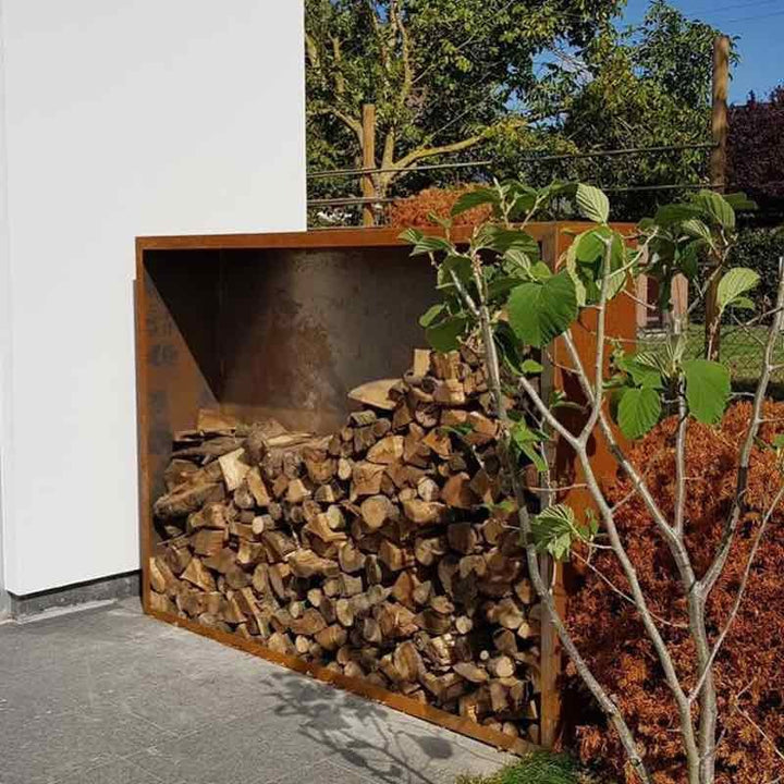 Cortenstahl Holzlager auf der Terrasse