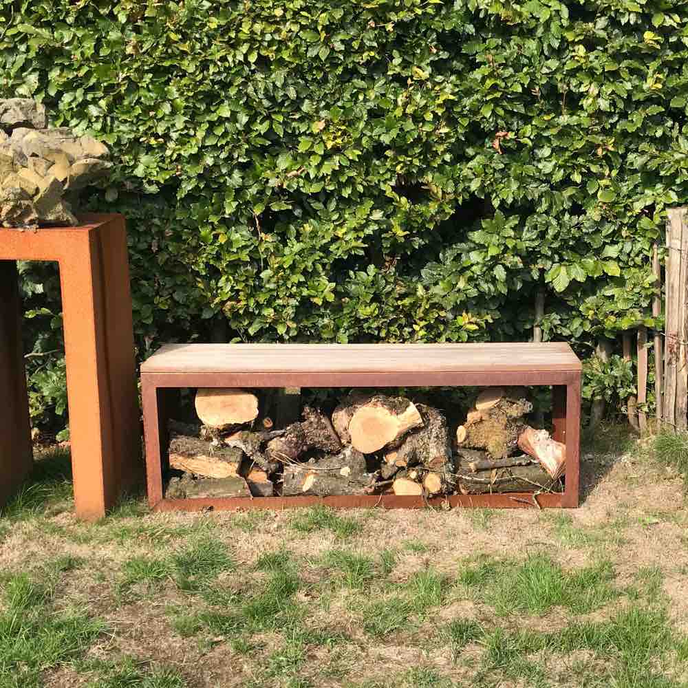 Sitzbank aus Cortenstahl mit Holzlager