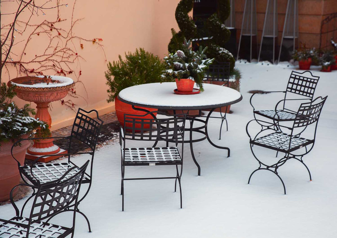 Garten im Winter mit frostsicheren Pflanzkübeln im Hintergrund
