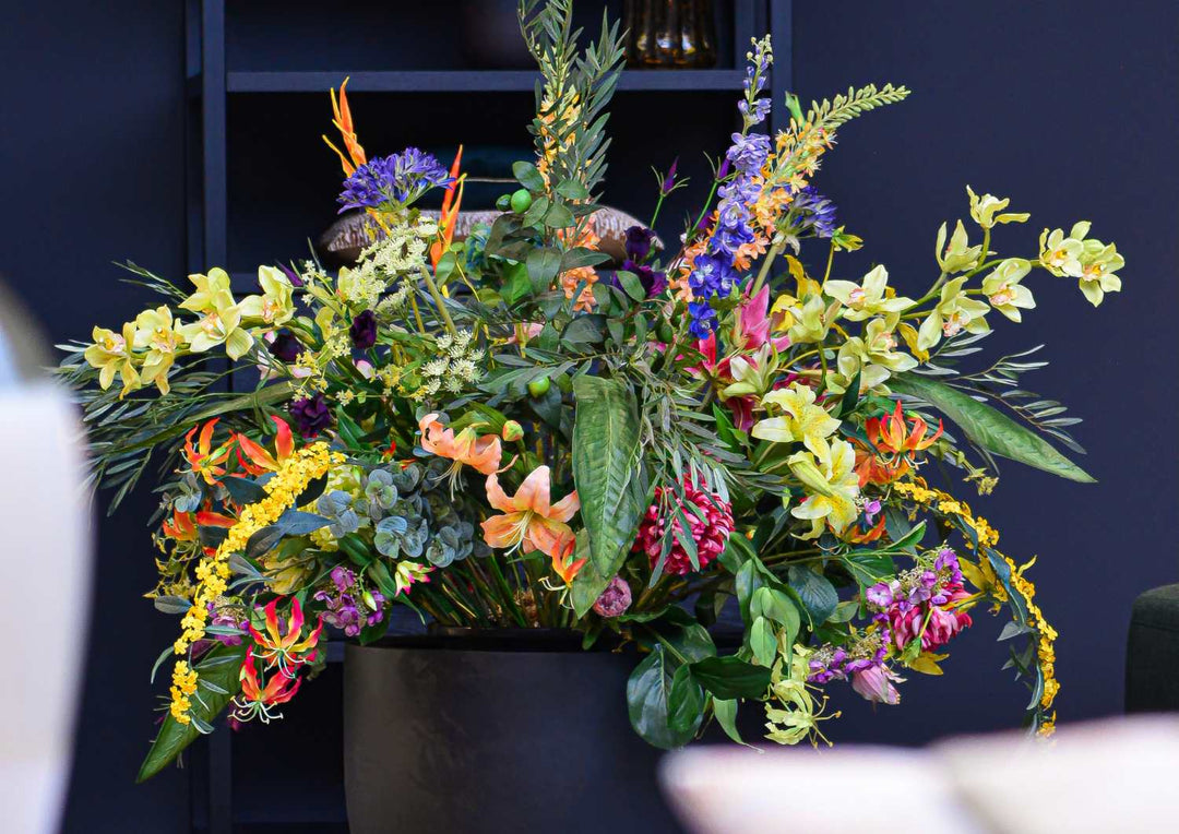 Großer Blumentopf für drinnen mit bunten Blumen