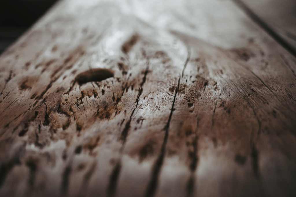 Holzoberfläche eines rustikalen Plankentisches in Nahaufnahme
