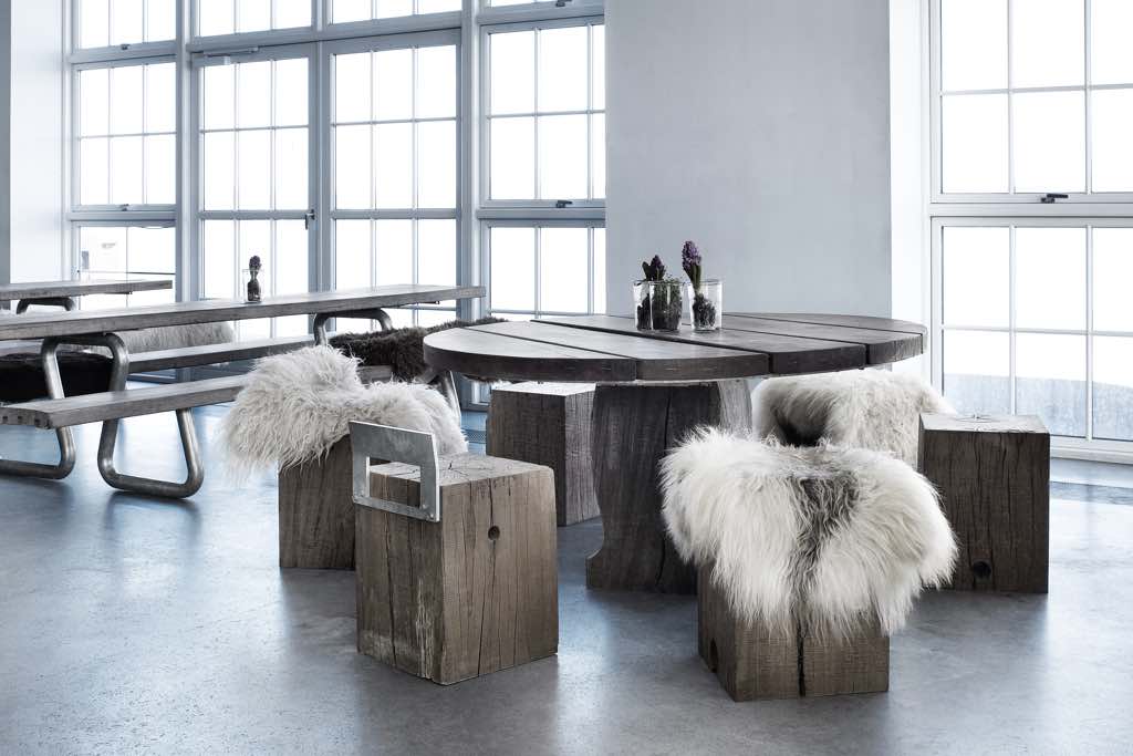 Skandinavische Massivholzmöbel mit Tisch und Sitzblöcken