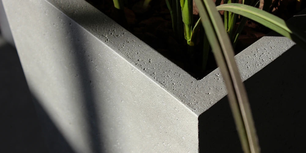 Ecke eines rechteckigen Pflanzkübel aus Fiberglas in grau