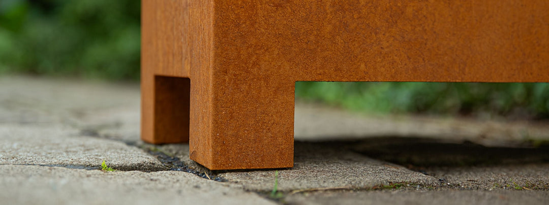 Quadratischer Blumentopf mit Füßen aus Fiberglas