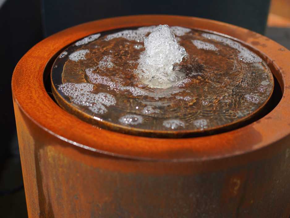 Runder Wassertisch aus Cortenstahl von Nahem