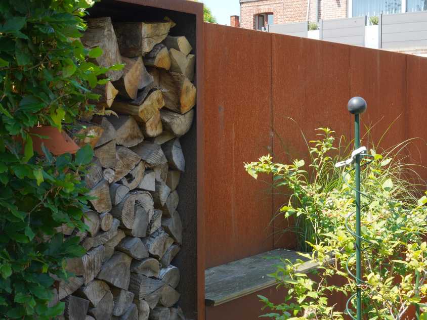 Cortenstahl Holzlager neben einer Sichtschutzwand aus Cortenstahl