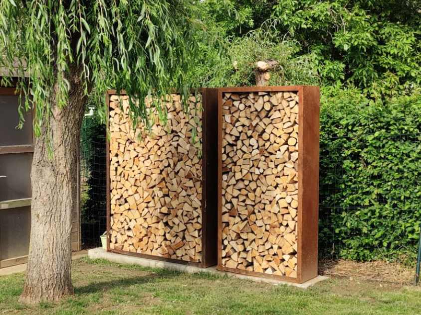Zwei Cortenstahl Holzlager nebeneinander