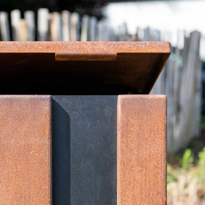 Standbriefkasten aus Stahl mit Cortenstahl Streifen RONAN mit geöffneter Klappe