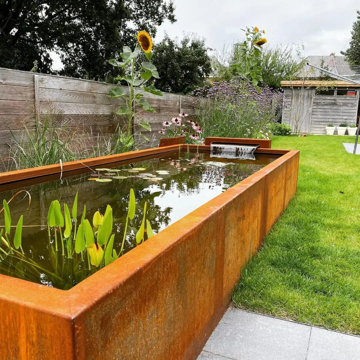 Cortenstahl Wasserbecken mit kleiner Wasserwand