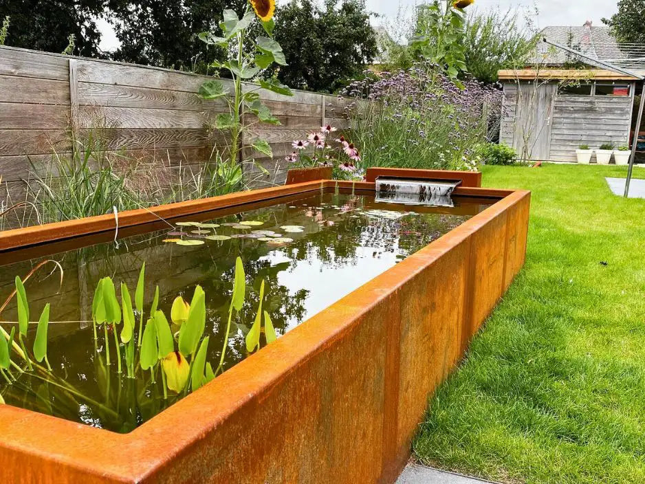 Cortenstahl Wasserbecken in einem Garten