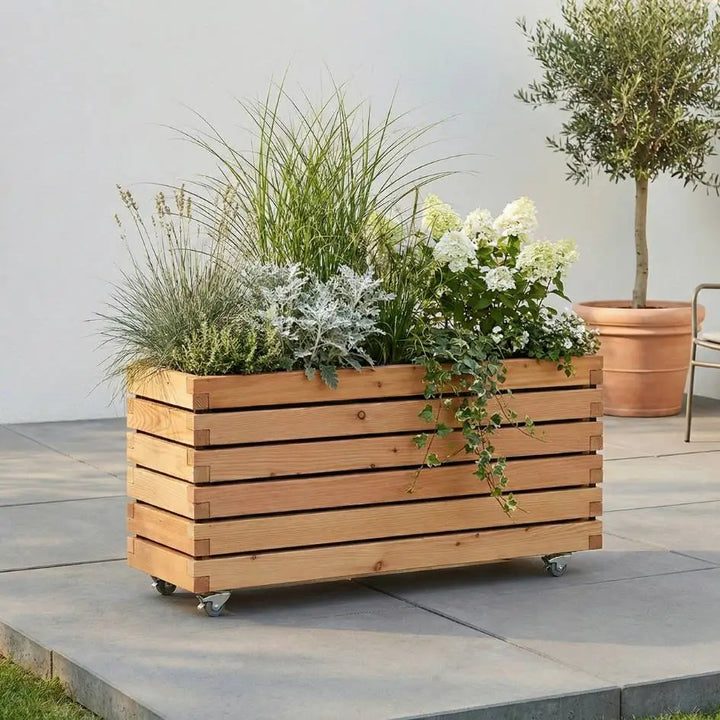 Pflanzkübel rechteckig "MORA" aus geöltem Lärchenholz mit Rollen