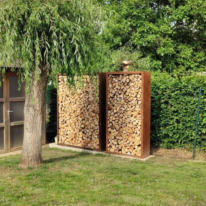 Zwei Cortenstahl Holzlager in einem Garten