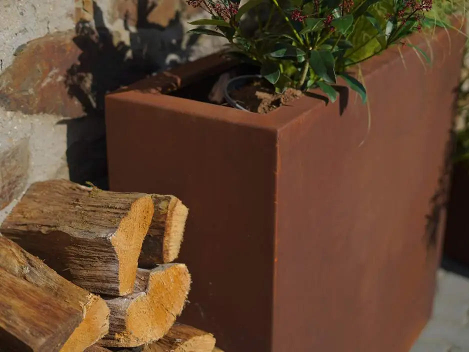 Rechteckiger Pflanzkübel aus Cortenstahl mit etwas Holz