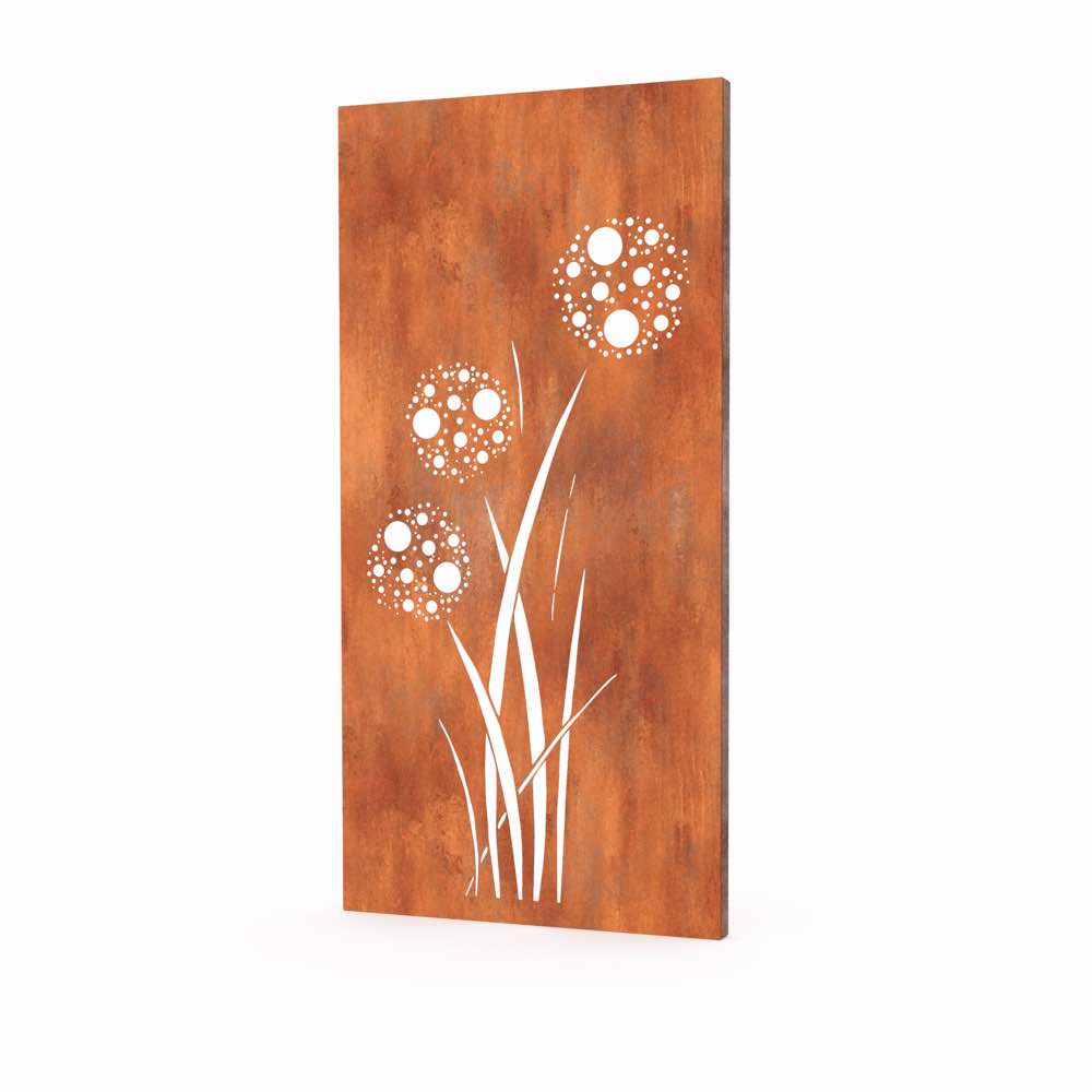 Motivwand aus Cortenstahl mit einem gelaserten Motiv einer Allium Pflanze