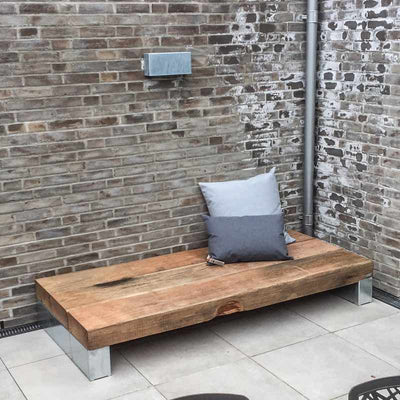 Loungesitzbank Slinger aus Massivholz mit verzinktem Stahl vorn Thors Design mit Rückenlehne