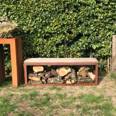 Sitzbank aus Cortenstahl mit Holzlager